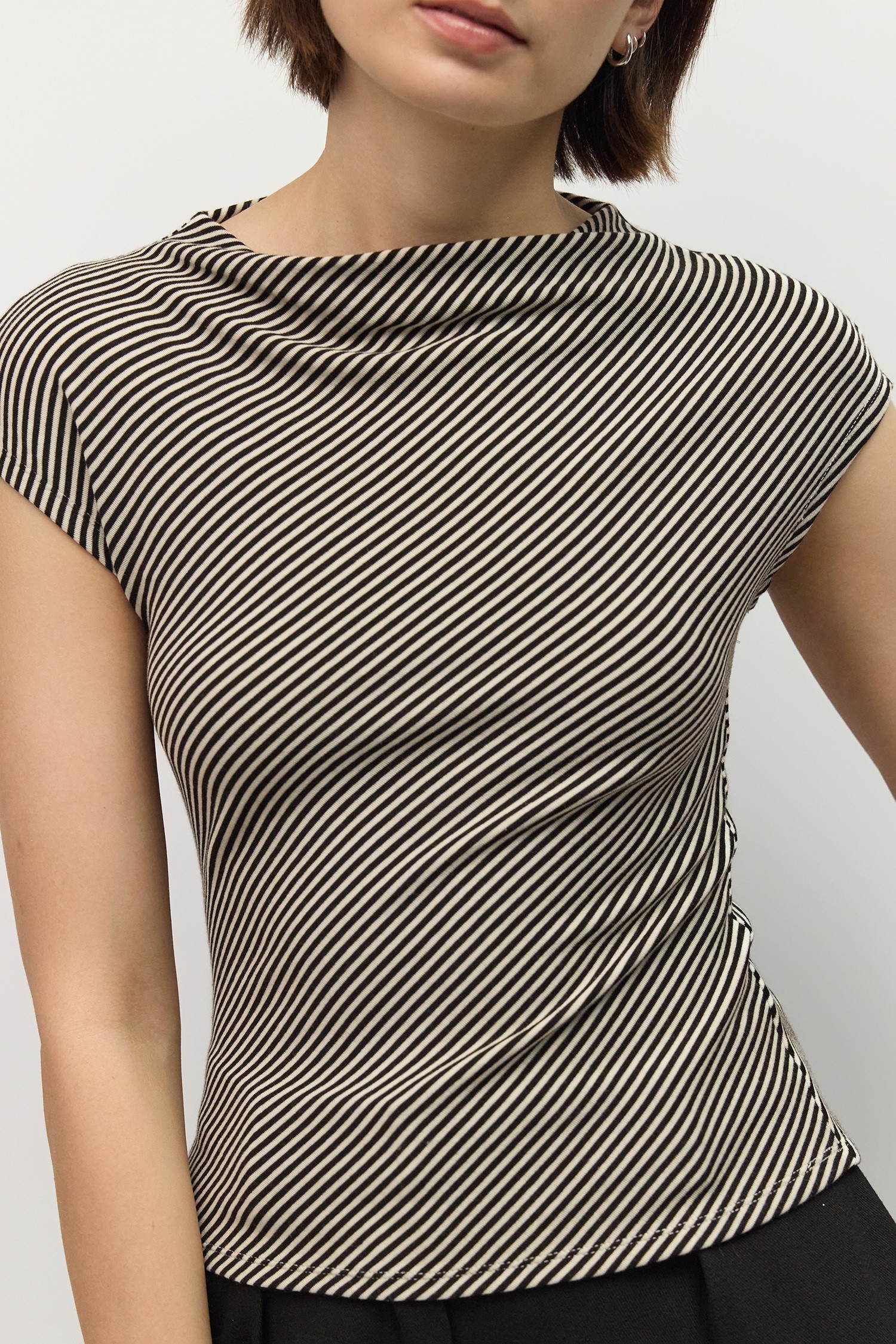 TAR1390-BLACK/WHITE